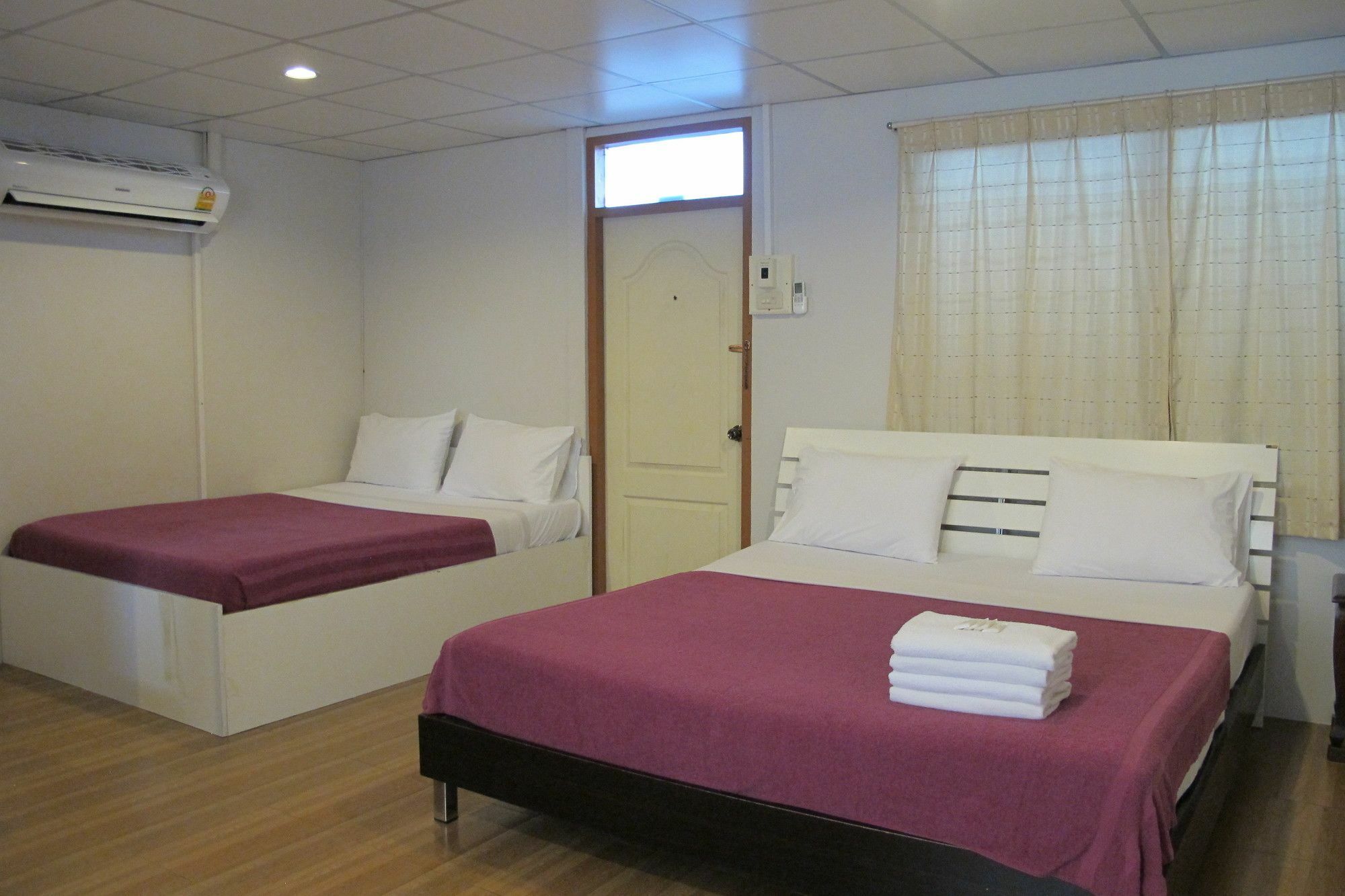Samchai Hotel Sziracsa Kültér fotó