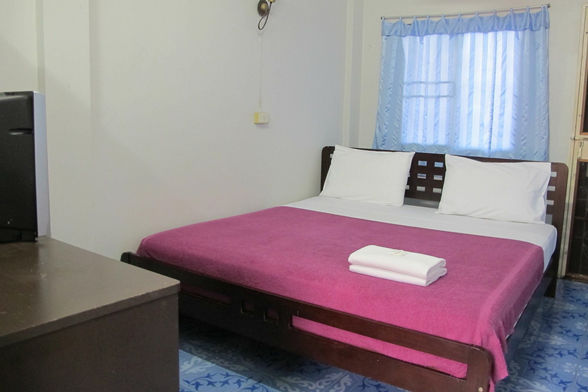 Samchai Hotel Sziracsa Kültér fotó