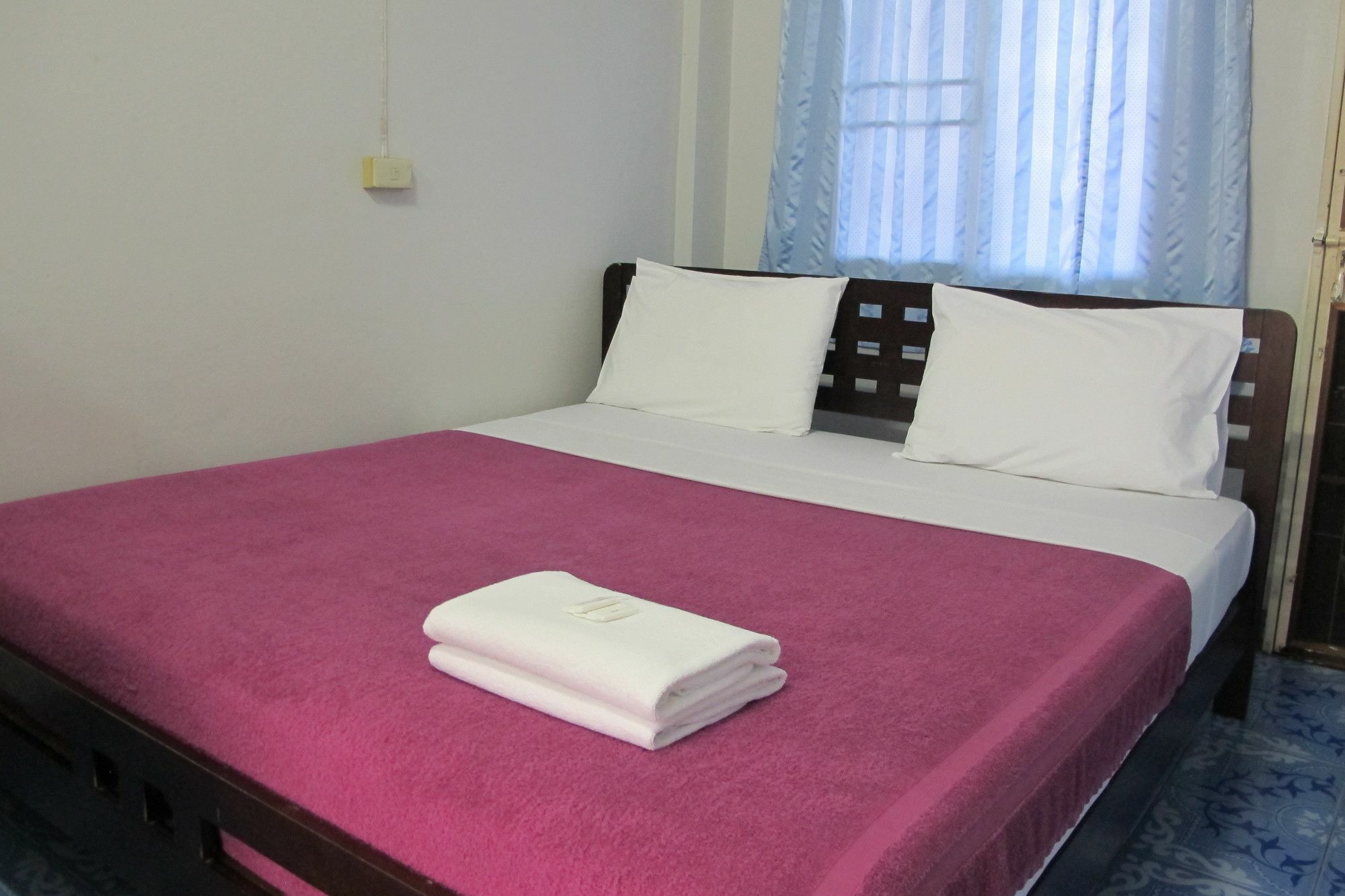 Samchai Hotel Sziracsa Kültér fotó