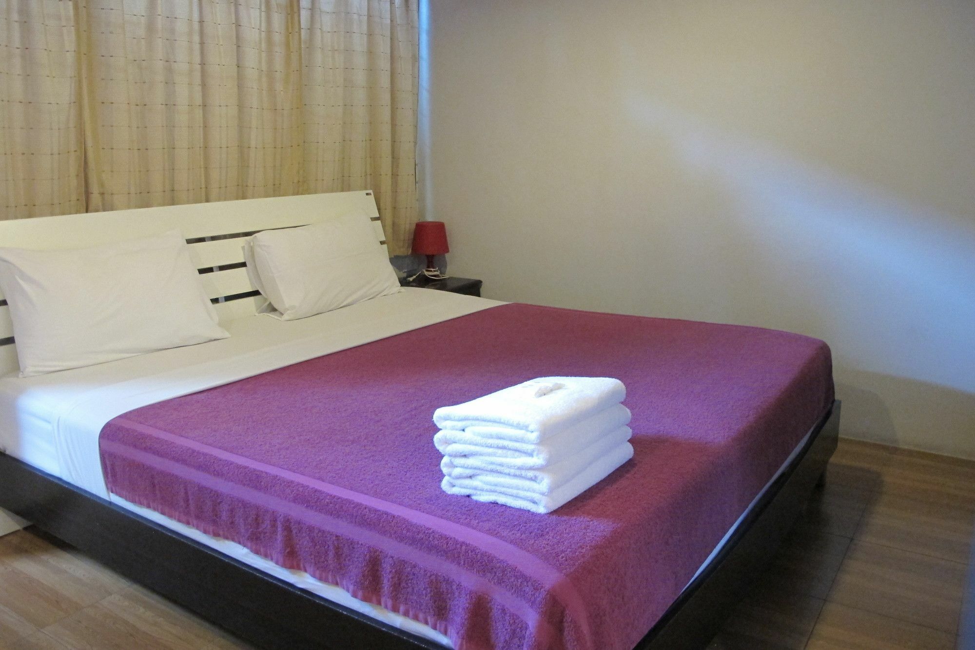 Samchai Hotel Sziracsa Kültér fotó