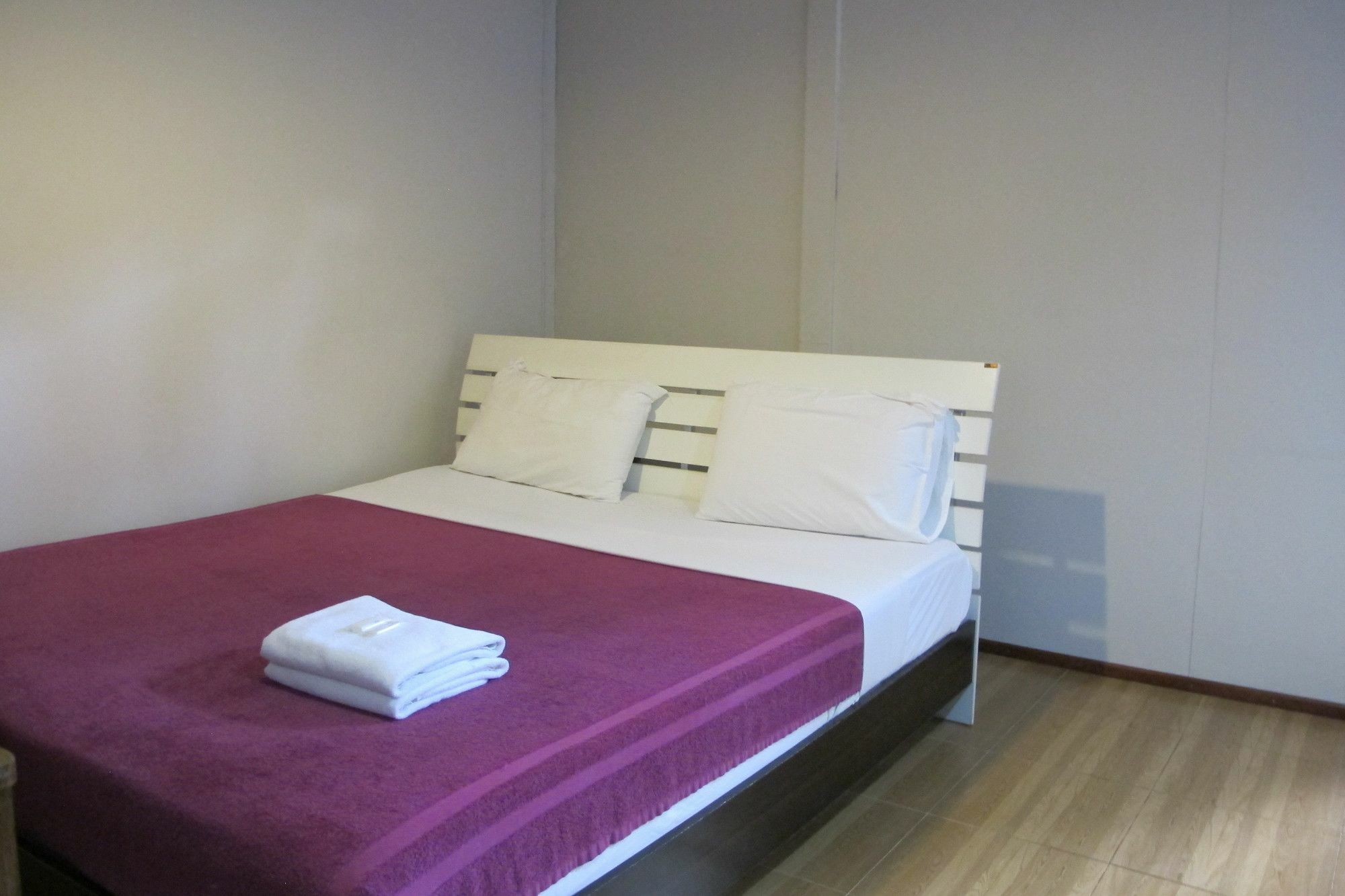 Samchai Hotel Sziracsa Kültér fotó