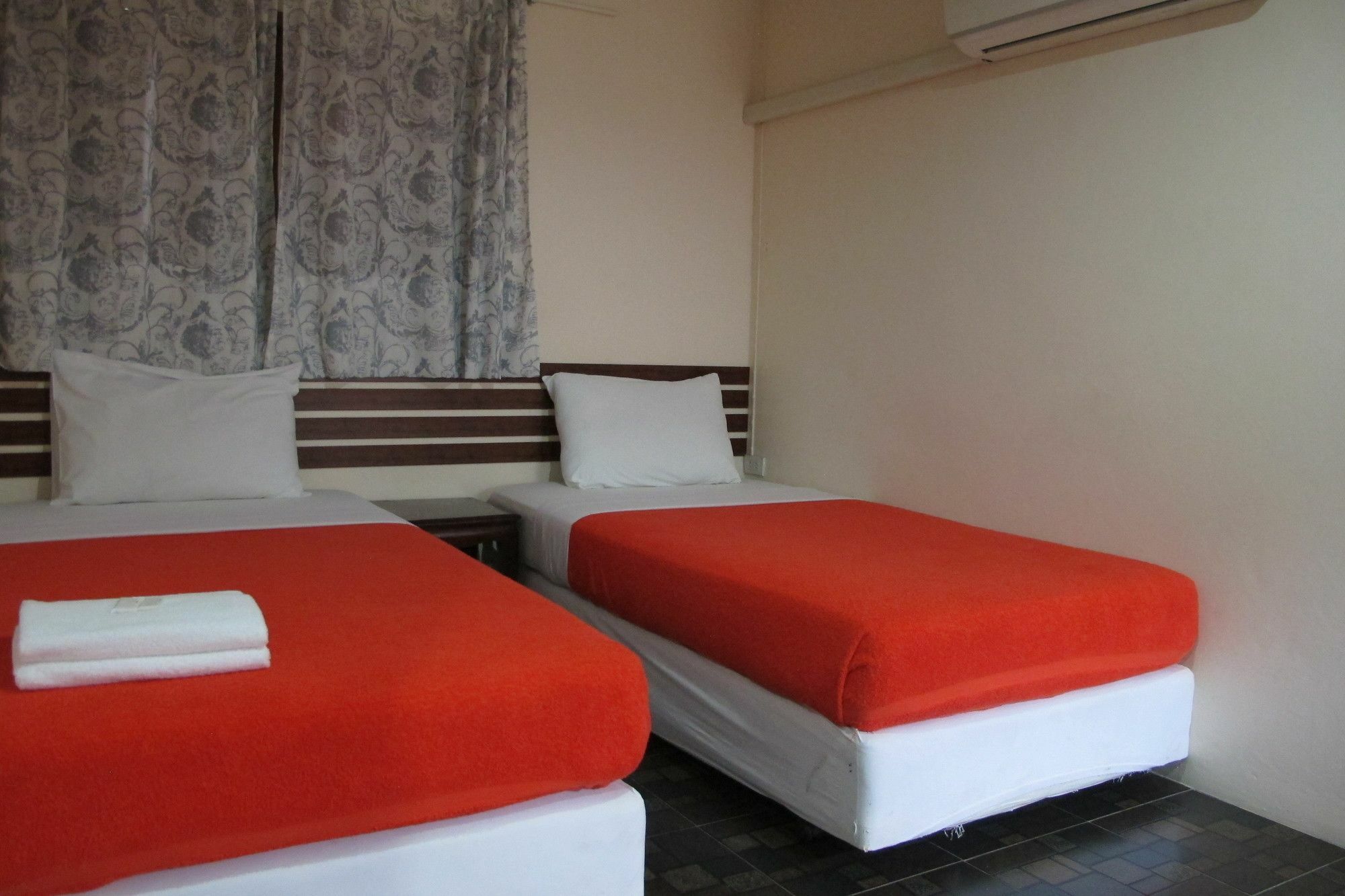 Samchai Hotel Sziracsa Kültér fotó