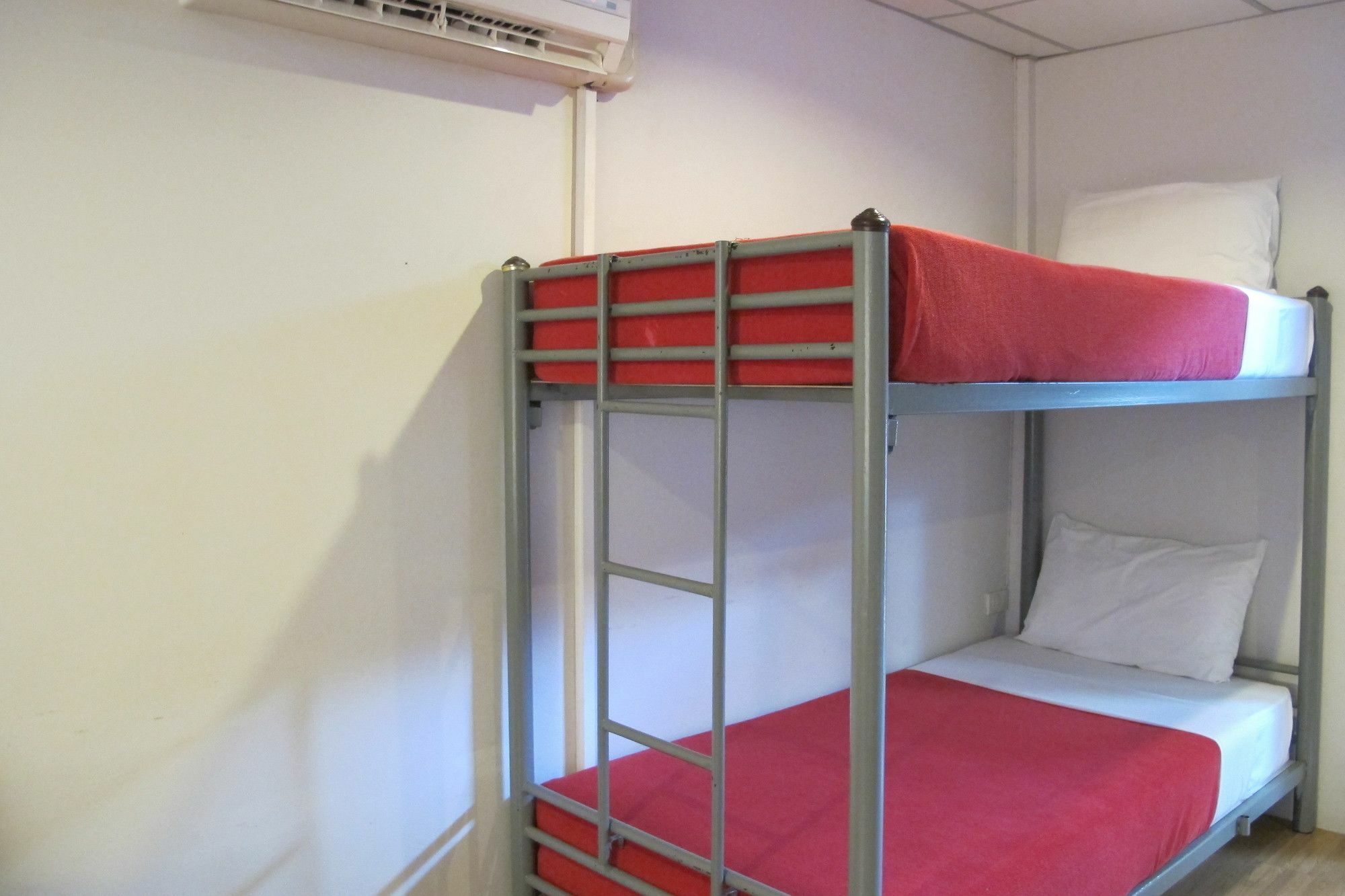 Samchai Hotel Sziracsa Kültér fotó