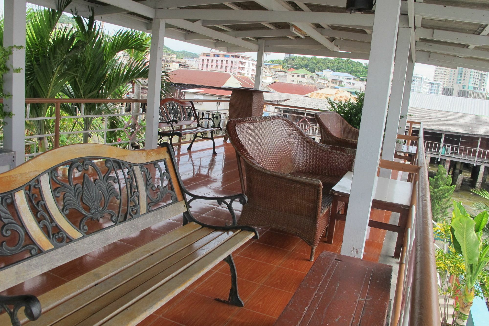 Samchai Hotel Sziracsa Kültér fotó