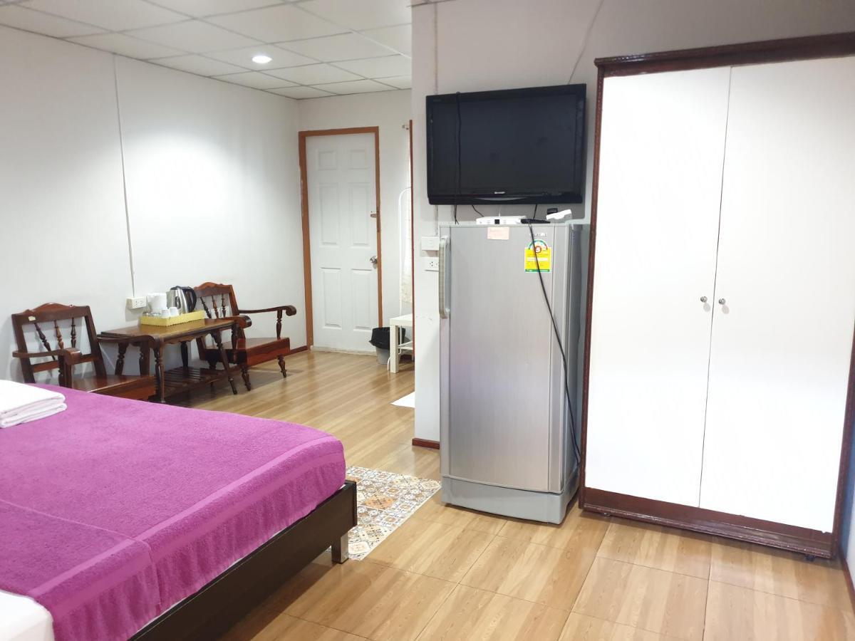 Samchai Hotel Sziracsa Kültér fotó