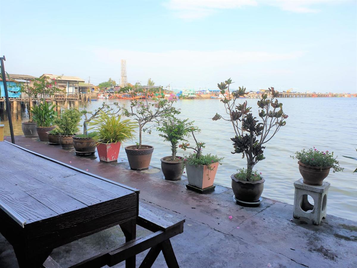 Samchai Hotel Sziracsa Kültér fotó